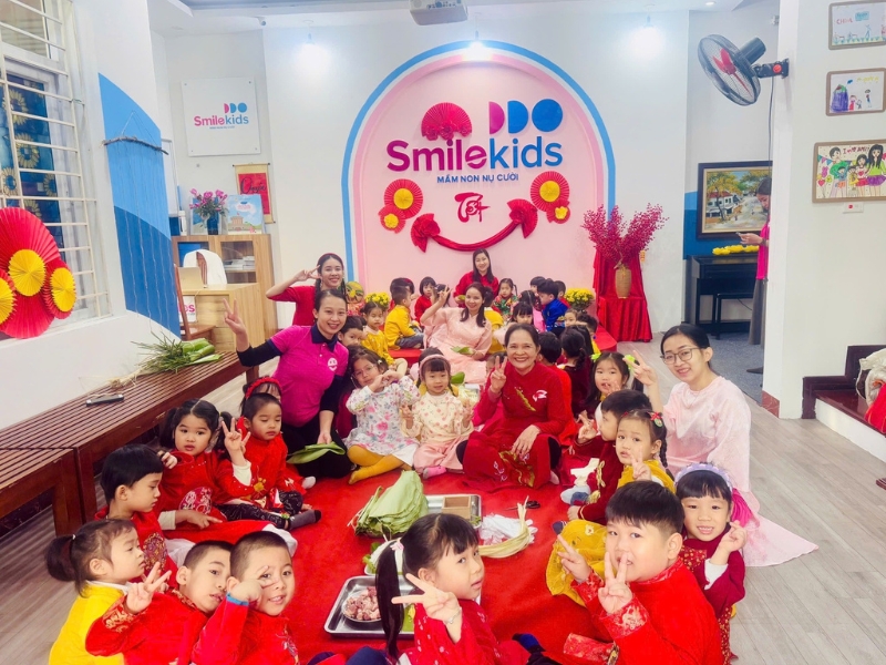 Hoạt động gói bánh chưng truyền thống ngày Tết