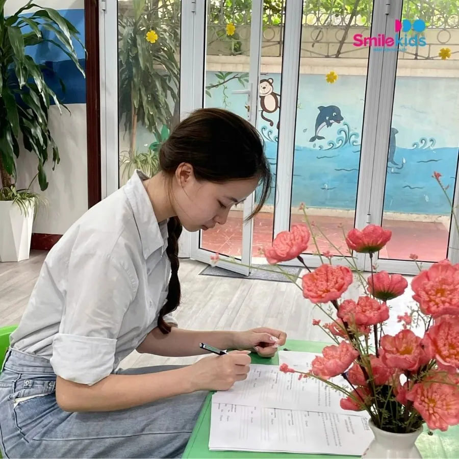  Giáo viên chia sẻ về sự tiến bộ nổi bật của từng bé với phụ huynh