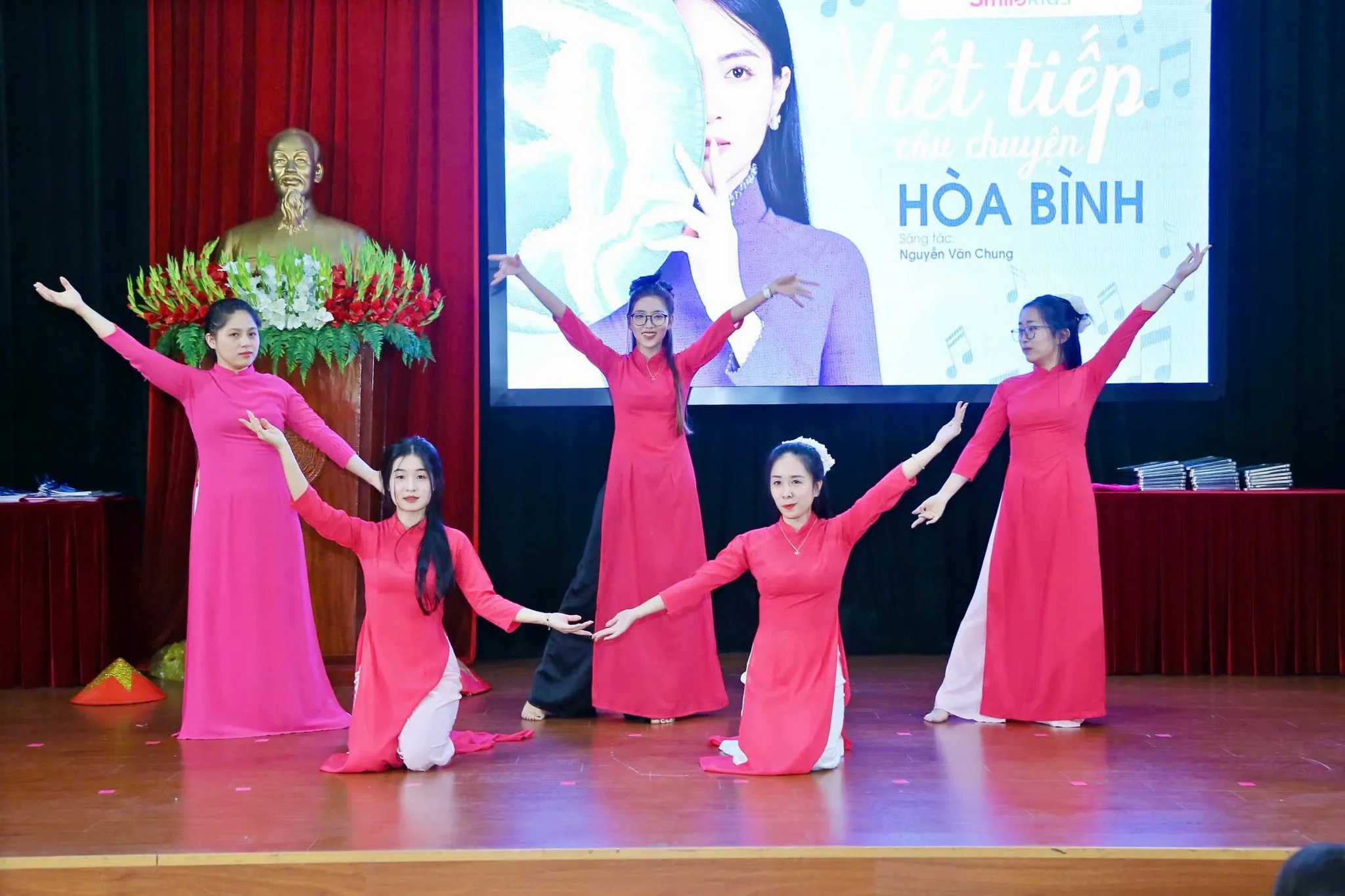 Hình ảnh lễ tổng kết năm học tại SmileKids 2024-2025
