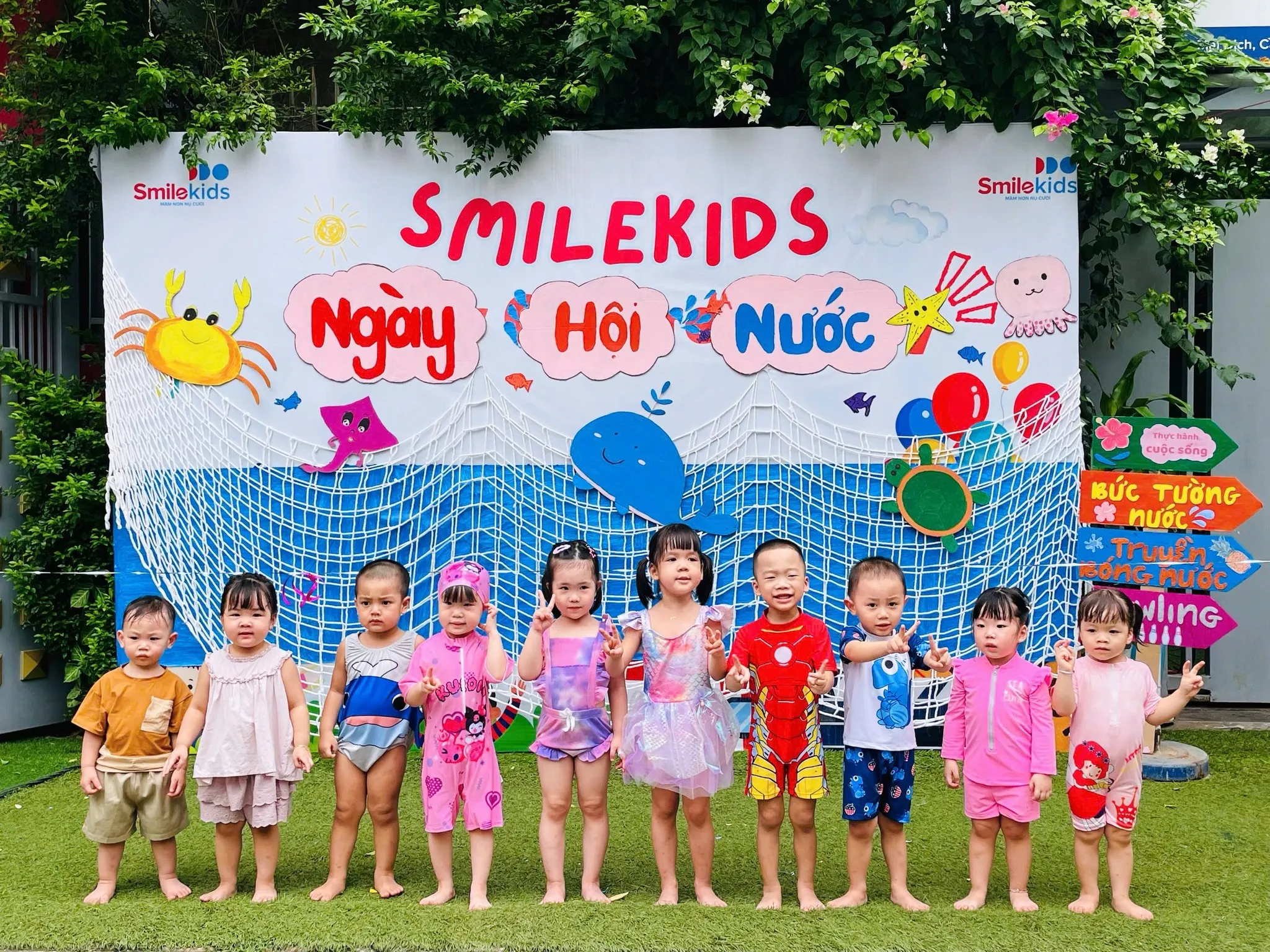 Các bé hào hứng tham gia hoạt động vận động ngày hội nước