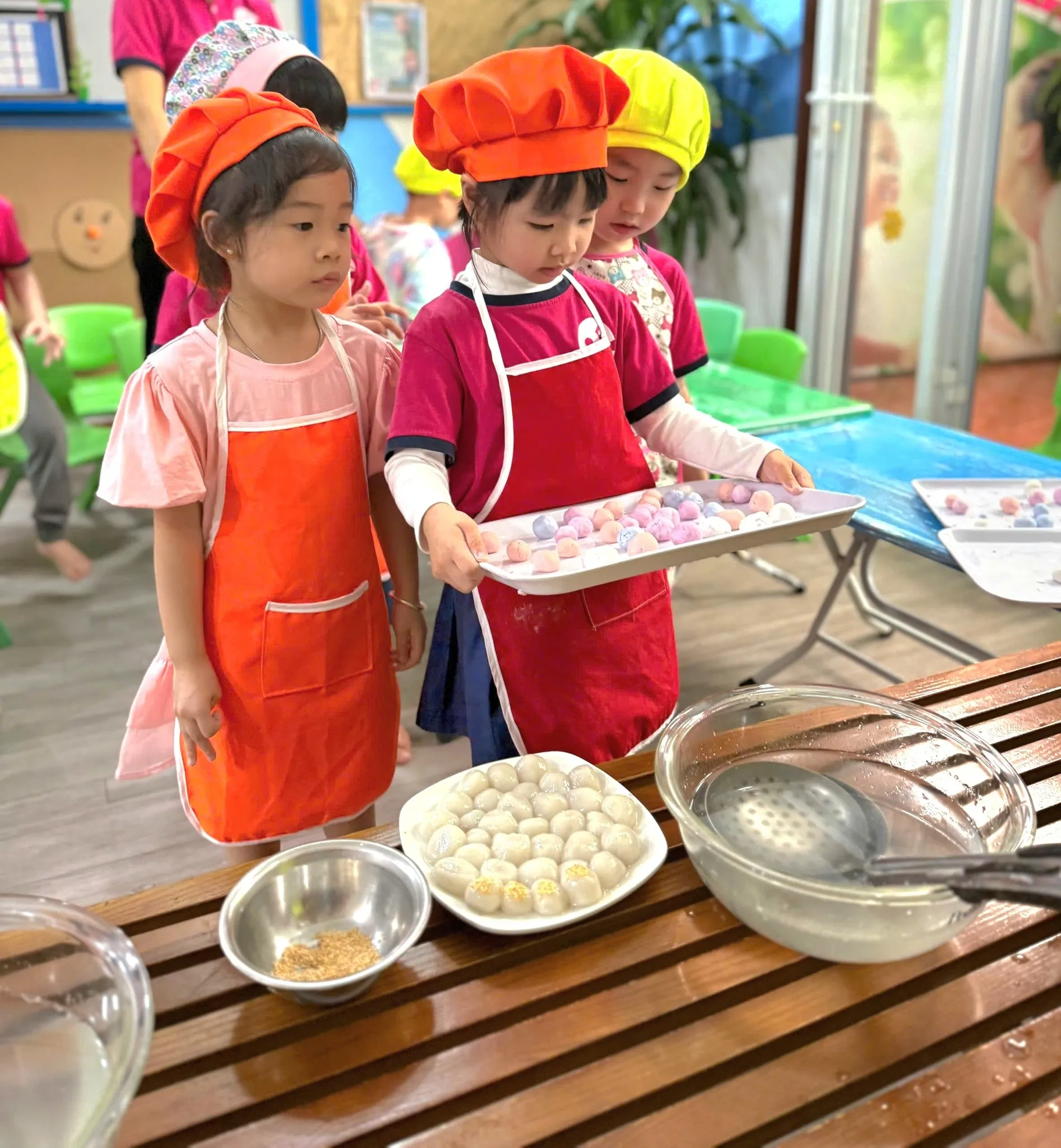 Các bạn nhỏ tại Smilekids đã được tham gia hoạt động làm bánh trôi bánh chay