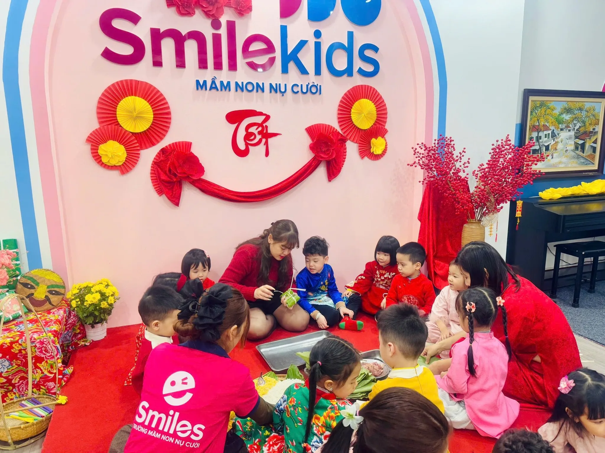 Hoạt động gói bánh chưng truyền thống ngày Tết tại SmileKids