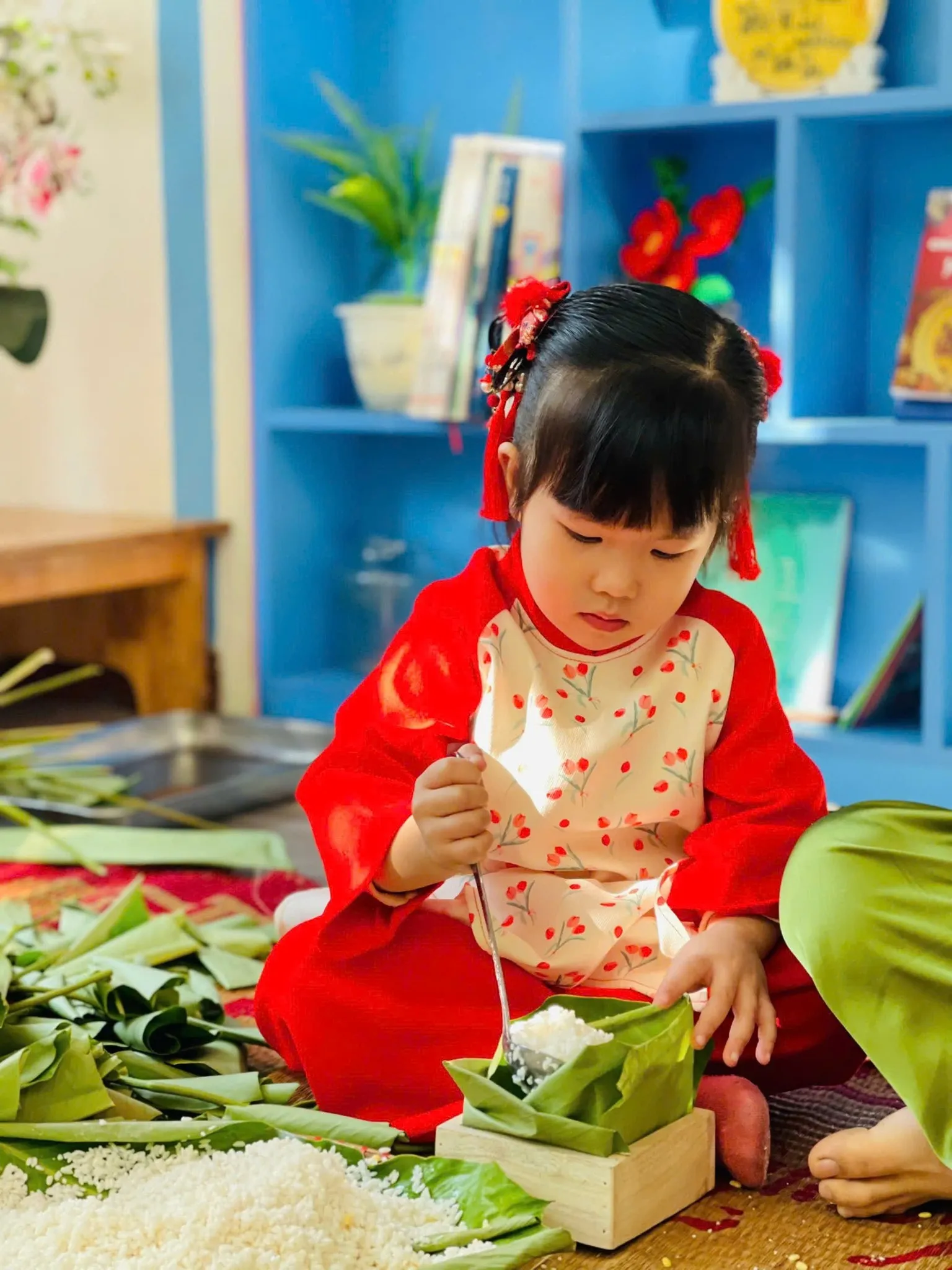 Hoạt động gói bánh chưng truyền thống ngày Tết tại SmileKids