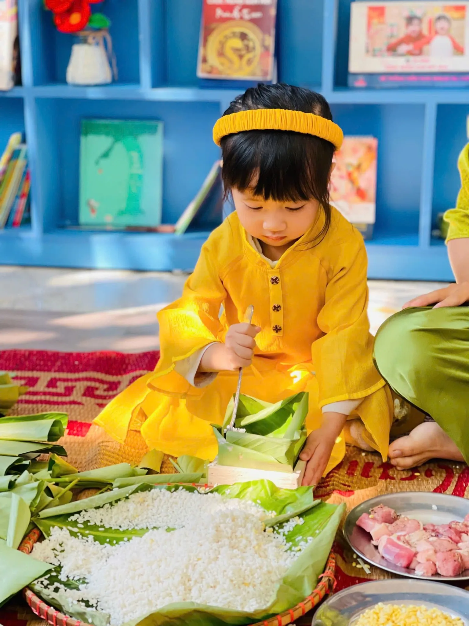 Hoạt động gói bánh chưng truyền thống ngày Tết tại SmileKids